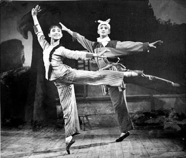 1965年，芭蕾舞劇《白毛女》演出劇照。上海芭蕾舞團供圖