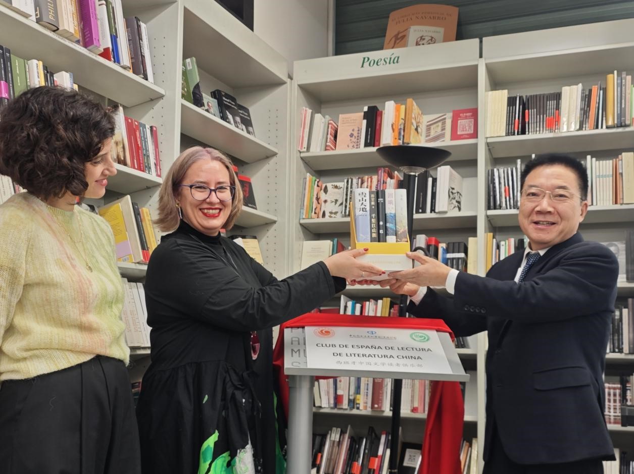 胡邦勝（右一）、婧萱（左二）、白蘭（左一）共同為“西班牙中國文學讀者俱樂部”揭牌