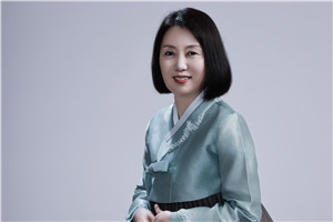 翻譯獎：國家通用語言文字←→朝鮮文作者：鄭風(fēng)淑（朝鮮族）         獲獎感言感謝致力于培養(yǎng)各民族作家翻譯家的《民族文學(xué)》雜志，一直以來給我們搭建各具特色的平臺，讓我們各民族兄弟姐妹在共有的中華文化家園中盡情地書寫生活、表達(dá)胸臆，實現(xiàn)自我價值。 朝鮮族著名作家許連順跳出原有的創(chuàng)作思維，以作家特有的胸懷和眼界感悟博大精深的中華文化，探索邊疆少數(shù)民族文學(xué)融入……