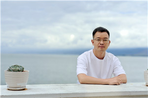散文獎：《與父親書》作者： 向迅（土家族）         獲獎感言顧名思義，《與父親書》是一本寫給父親的書，也是一本獻(xiàn)給天下所有父輩的書。由于受到傳統(tǒng)的中國式父子關(guān)系的影響，我們和父親在生活中總是沉默以對，即便是在他即將離開我們的時候，我們都極力克制著彼此的情感，以至于他一生的故事成為謎團(tuán)。正因為如此，在創(chuàng)作這本書的過程中……