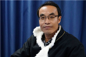 散文獎：《兄弟記》 作者： 王小忠（藏族）         獲獎感言《兄弟記》寫的是青藏高原邊緣地帶農(nóng)牧交匯地的甘南故事，它沒有什么重大事件和尖銳的沖突，都是日常生活與世相百態(tài)。從根本上看，就是對甘南農(nóng)牧區(qū)交匯地的生活方式、生產(chǎn)勞動及思想觀念變化的客觀敘述，是鄉(xiāng)村倫理變遷的詠嘆。我期盼著一種崇高的倫理道德能夠永恒地存在于世……