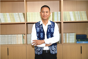散文獎：《洱海筆記》 作者： 北雁（白族）         獲獎感言我慶幸自己出生在洱海之源。從我們村子后方山脈上發(fā)源的大小溪流河溝，以及離我們村子不遠(yuǎn)的茈碧湖、草海、綠蔭塘、鵝墩塘，還有從我們壩子里流過的彌茨河、鳳羽河、彌苴河、海尾河、永安江、羅時江，甚至包括從天空降落的雨水和羅坪山頂融化的雪水，它們的流向都是群山之外波瀾壯闊的洱海……