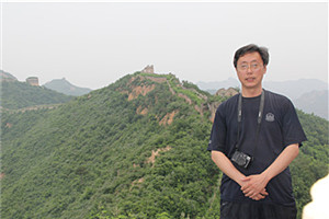報告文學(xué)獎：《靜靜的鴨綠江》 作者：周建新（滿族）         獲獎感言獎是授予我的，更是授予英烈們的，只不過我獲得了機(jī)會。每一次采訪，講述者都能讓我身臨其境，感受孫景坤老英雄高尚的一生。我沒有理由不蘸血為墨，書寫英雄，書寫“七一”勛章獲得者、深藏功名七十載的老英雄孫景坤。