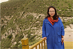 報告文學(xué)獎：《讓世界看見》  作者：牛海坤（蒙古族）         獲獎感言在創(chuàng)作的過程中，我不停地走近不同的人群，與農(nóng)牧民、殘疾人、非遺傳承人、駐村干部等等深入交談，認(rèn)真傾聽他們內(nèi)心深處的渴望。我要感謝這些勇敢昂揚(yáng)的人們，是他們用自己的行動詮釋了時代，也詮釋了生命的力量和價值。