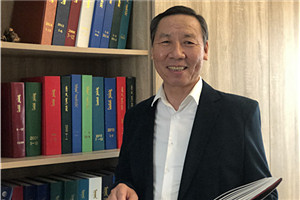 中短篇小說獎：《藍(lán)天戈壁》（中篇小說集）  作者：阿尤爾扎納（蒙古族）         獲獎感言在這世上，唯有以愛為根基，方可泰康，終得圓滿。生活不可缺少愛的慈潤。唯有愛能柔化一切，彌補(bǔ)裂痕，使人們得以和睦共存，共享安康。我一直致力于在作品中突顯愛與被愛、寬恕與被寬恕之重要性，通過自己的作品播撒人間大愛，為跌倒之人予以牽挽架扶，為痛哭之人予以擦拭眼淚，便是我的夙愿。