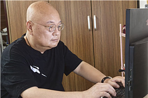 中短篇小說獎：《上嶺戀人》  作者：凡一平（壯族）         獲獎感言上嶺，是我近些年文學(xué)創(chuàng)作的地理標(biāo)識，也是現(xiàn)實生活的真實存在。從桂北都安瑤族自治縣縣城往東十三公里，再沿紅水河順流而下四十公里，在二級公路的對岸，有被青山和竹林環(huán)抱的村莊，就是上嶺。它是我生命中最親切的土地，或搖籃。上嶺有著不多的人口，卻生生長流，他們渺小但卻堅韌，又像魚群一樣抱團(tuán)、歡樂。已經(jīng)死去和還活著的，都是我的父老鄉(xiāng)親。