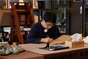 長篇小說獎：《大醫(yī)》作者：馬伯庸（滿族）         獲獎感言在調(diào)研和創(chuàng)作過程中，隨著我深入了解中國近代醫(yī)學(xué)史，不斷被當(dāng)年的大醫(yī)們所感動。其中有太多可歌可泣的人物、驚心動魄的故事以及救國救民的仁愛精神，放到今日，仍不過時。當(dāng)年他們在亂世之中的艱辛與堅持，實在應(yīng)該讓現(xiàn)在的公眾了解。而讓他們了解的最好方式，就是通過文藝作品來表現(xiàn)，只有寫出這種精神的繼承性與時代性，歷史小說的質(zhì)感才能凸顯出來。