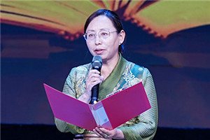 長篇小說獎：《在高原》  作者：尼瑪潘多（藏族）         獲獎感言文學(xué)創(chuàng)作不是我的職業(yè)，是我選擇的一條精神之路，它給予我的心理安寧和精神豐盈感，讓我心生感恩。今天，《在高原》這本書里呈現(xiàn)的故事、思考和探索得到評委們的肯定，給我的鞭策和鼓舞是巨大的，讓我對走好今后的文學(xué)創(chuàng)作之路充滿了信心……