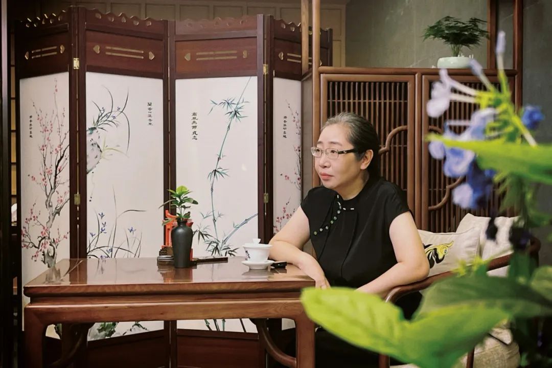張勇 國(guó)家一級(jí)編劇、作家，四川省作協(xié)副主席。曾獲第二屆文榮獎(jiǎng)作家編劇獎(jiǎng)（《偽裝者》）。創(chuàng)作長(zhǎng)篇小說(shuō)《一觸即發(fā)》《偽裝者》《貴婉日記》，紅色諜戰(zhàn)川劇《黎明十二橋》以及電視劇《一觸即發(fā)》《偽裝者》《天衣無(wú)縫》等。
