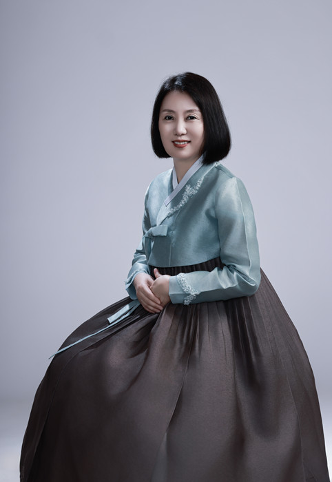 鄭風(fēng)淑，朝鮮族，1969年生。吉林省延邊朝鮮族自治州人大常委會副秘書長。出版報告文學(xué)《金達萊映紅山崗》，翻譯出版長篇小說《南大川》、配圖詩歌集《中國朝鮮族民俗圖》等。曾獲《民族文學(xué)》獎翻譯獎。