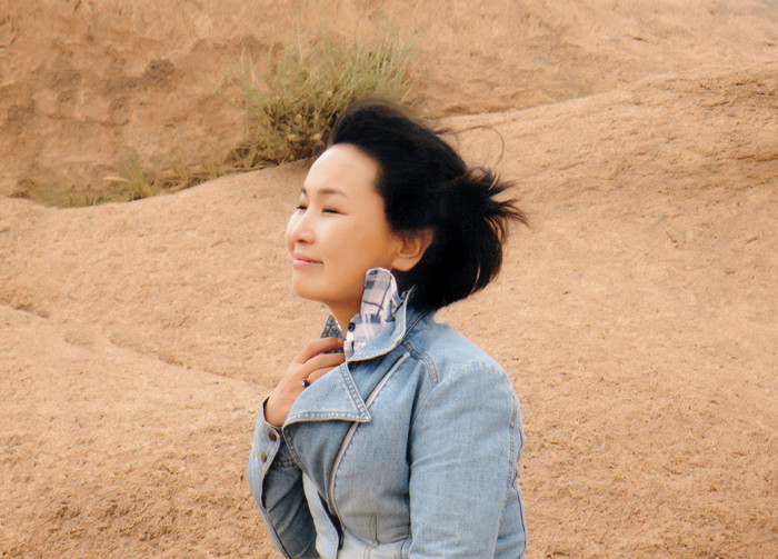 朵日娜，蒙古族，1971年生，內(nèi)蒙古赤峰市克什克騰旗人。內(nèi)蒙古赤峰市民族事務(wù)委員會副譯審，內(nèi)蒙古自治區(qū)翻譯家協(xié)會副主席。出版譯著《阿拉善風(fēng)云》（又名《遙遠(yuǎn)的大漠》）《斷裂》《飲馬井》《我給記憶命名》等。曾獲《民族文學(xué)》獎，內(nèi)蒙古自治區(qū)索龍嘎文學(xué)獎等。