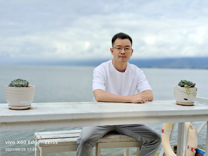 向迅，土家族，1984年生，湖北建始人?！队昊ā冯s志編輯。著有小說(shuō)集《七月晚餐：南方幻想故事集》，散文集《聲音博物館》等。曾獲豐子愷散文獎(jiǎng)、孫犁散文獎(jiǎng)、江蘇紫金山文學(xué)獎(jiǎng)等。