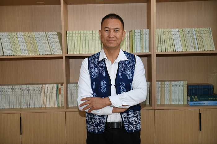 北雁，本名王燦鑫，白族，1982年生，云南洱源人。云南省大理州教育體育局高級教師。出版長篇小說《趕在太陽落山以前》等。曾獲云南文學(xué)藝術(shù)獎(jiǎng)。
