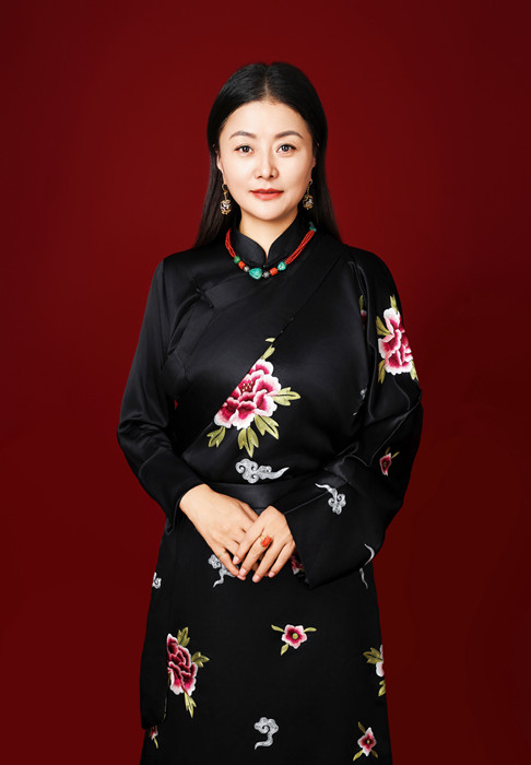 那薩，本名索樣，藏族，1977年生，青海玉樹人。曾供職于青海省玉樹州雜多縣阿多鄉(xiāng)政府。出版詩(shī)集《一株草的加持》等。