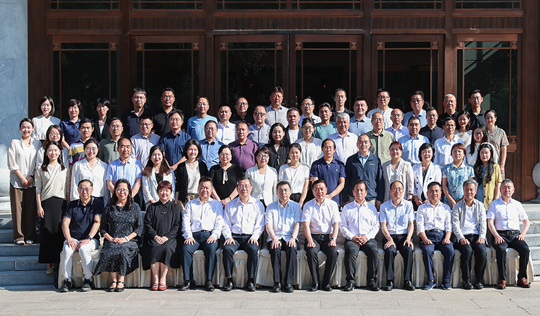 7月20日，第十三屆全國少數(shù)民族文學(xué)創(chuàng)作駿馬獎全體評委合影