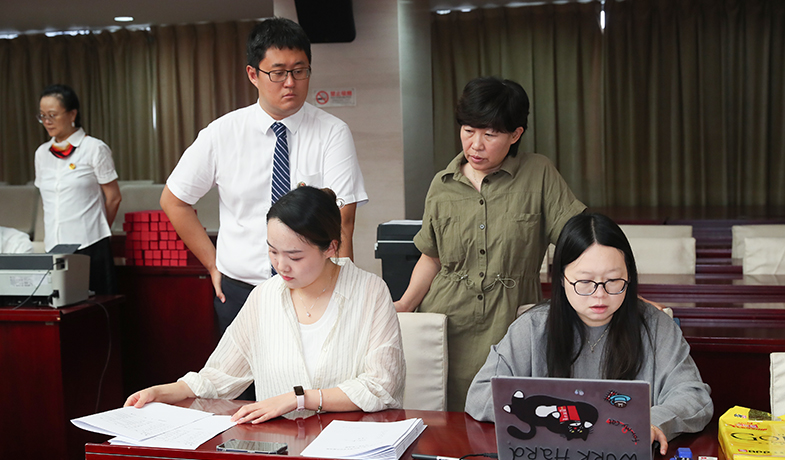 7月31日，工作人員在紀(jì)律監(jiān)察組和公證員的監(jiān)督下統(tǒng)計選票