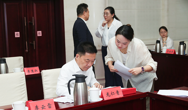 7月31日，紀(jì)律監(jiān)察組組長胡邦勝檢查選票統(tǒng)計情況并簽字