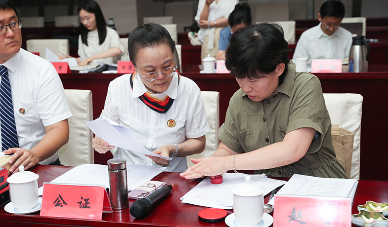 7月31日，紀(jì)律監(jiān)察組和公證處人員在選票結(jié)果上蓋章