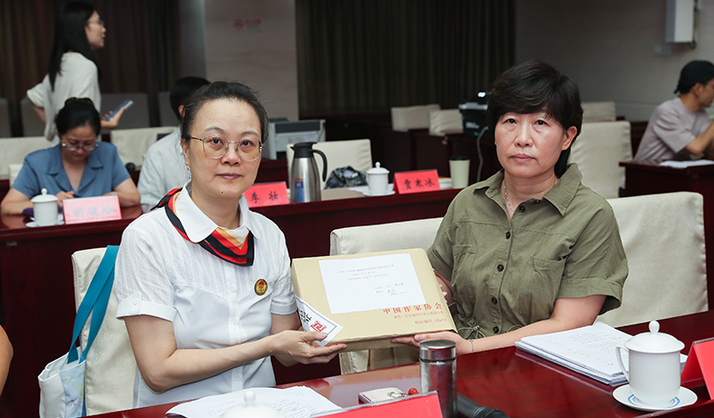 7月31日，公證處和紀(jì)律監(jiān)察組人員展示封存好的終評選票情況