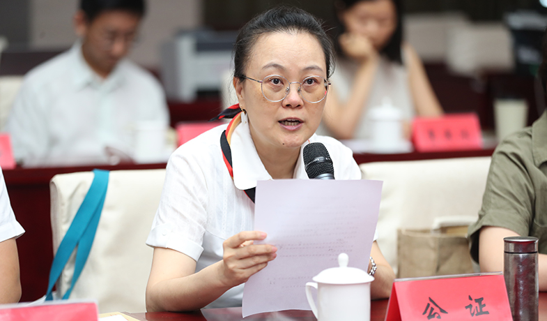 7月31日，公證員宣讀公證詞
