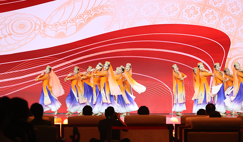 11月16日，在“2024中國文學(xué)盛典·駿馬獎之夜”上的文藝表演：回族歌曲《唱開花兒等你來》