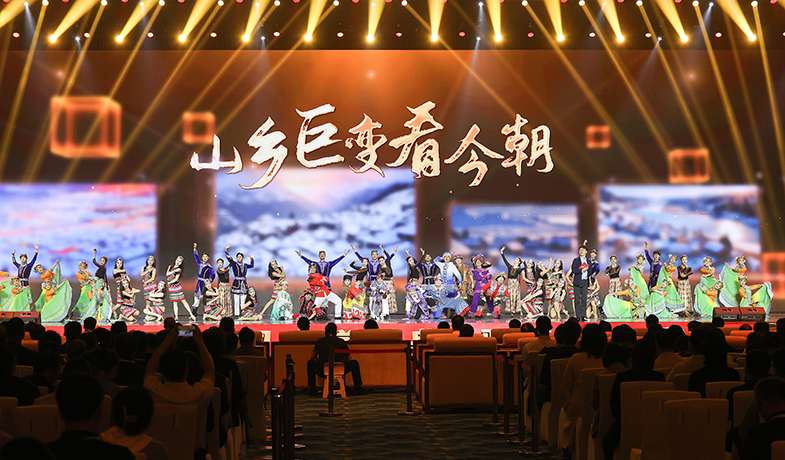 11月16日，在“2024中國文學(xué)盛典·駿馬獎之夜”上的文藝表演：情景舞蹈《山鄉(xiāng)巨變看今朝》