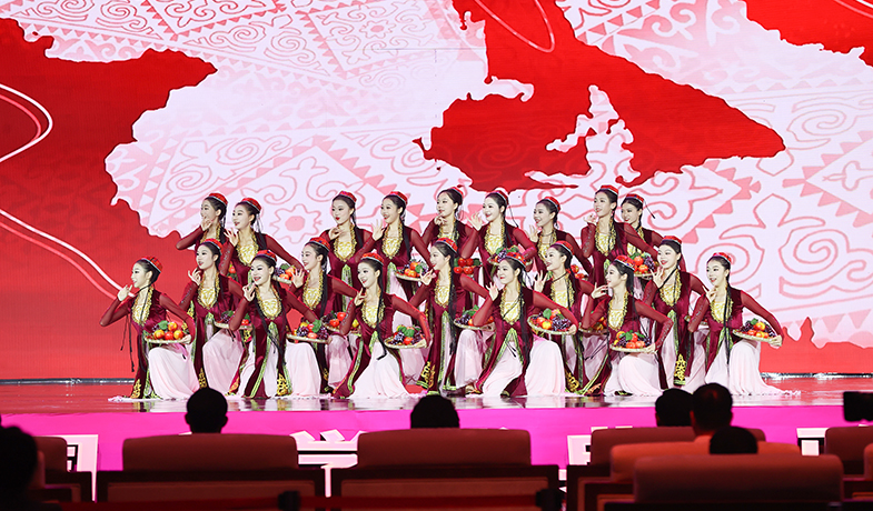 11月16日，在“2024中國文學(xué)盛典·駿馬獎之夜”上的文藝表演：新疆民歌《青春舞曲》。