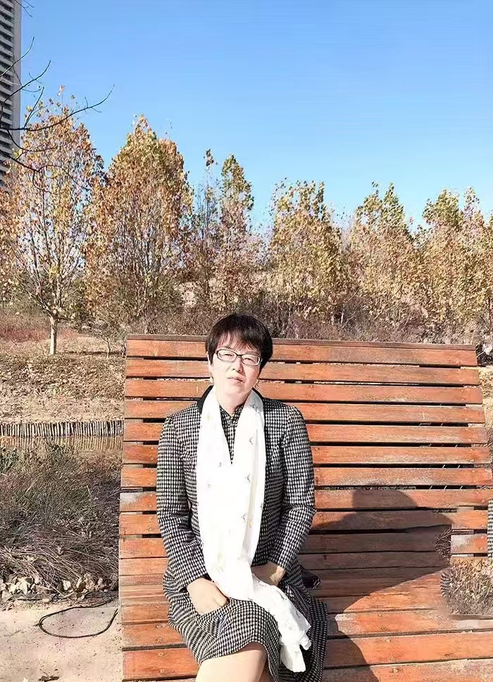 紅精靈，原名杜書紅。曾用名杜潔，舒鴻。有詩歌散見于《作品》《詩選刊》《滇池》《散文詩》《躬耕》《鄭州日報》等。寫作是一種修行，詩歌是靈魂的舞者。  