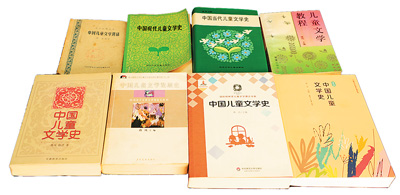 　蔣風(fēng)編著的部分作品。  　?。ū疚呐鋱D由作者提供）