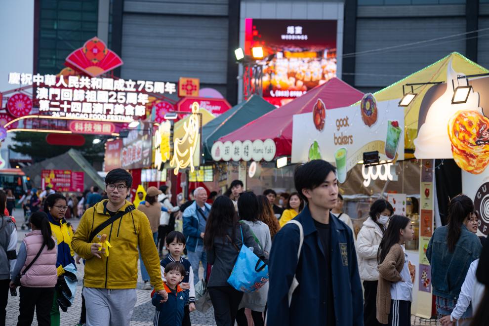 11月24日，市民在第二十四屆澳門美食節(jié)游玩。新華社發(fā)（張金加攝）