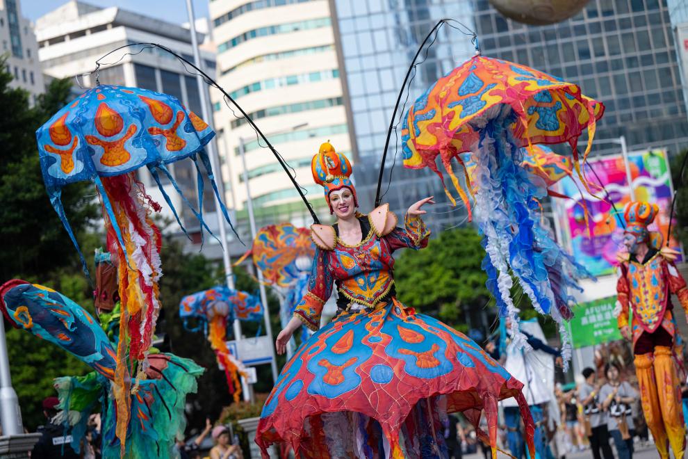 3月24日，人們參加“2024澳門國際幻彩大巡游”。新華社發(fā)（張金加攝）