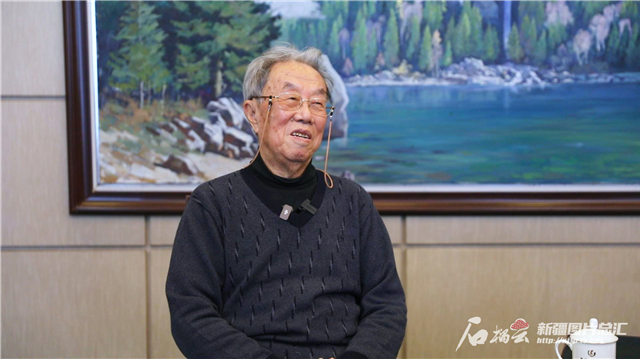 王蒙接受專訪。天山網(wǎng)-新疆日報記者 銀璐攝