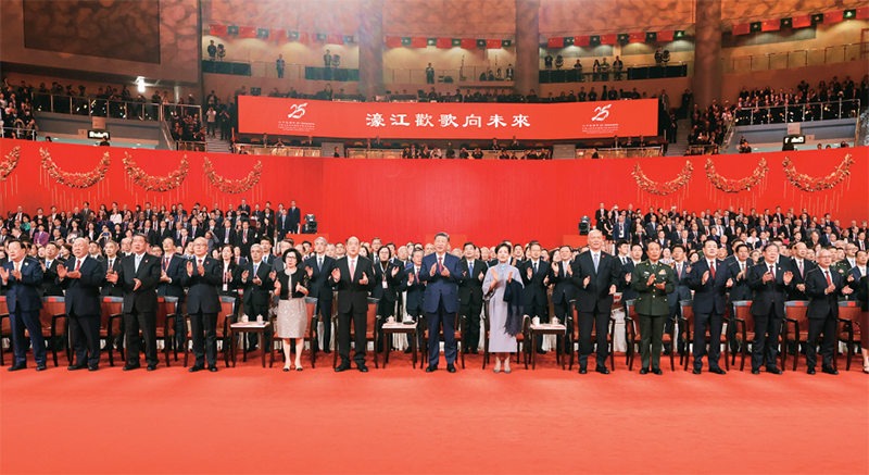 2024年12月19日晚，慶祝澳門回歸祖國25周年文藝晚會(huì)在澳門東亞運(yùn)動(dòng)會(huì)體育館舉行。中共中央總書記、國家主席、中央軍委主席習(xí)近平觀看演出。晚會(huì)最后，習(xí)近平同全場觀眾一起高唱《歌唱祖國》。 新華社記者 丁林/攝