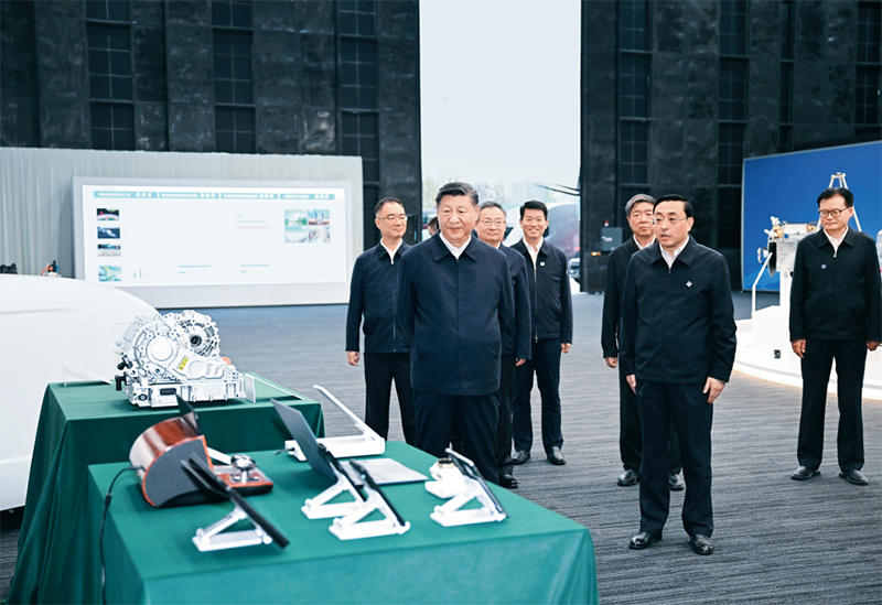 2024年10月17日至18日，中共中央總書記、國家主席、中央軍委主席習(xí)近平在安徽考察。這是17日下午，習(xí)近平在合肥濱湖科學(xué)城察看安徽省重大科技創(chuàng)新成果集中展示。 新華社記者 謝環(huán)馳/攝