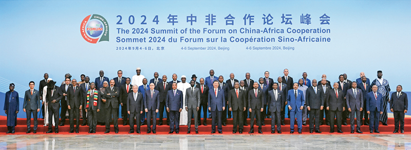2024年9月5日上午，國家主席習(xí)近平在北京人民大會(huì)堂出席中非合作論壇北京峰會(huì)開幕式并發(fā)表主旨講話。這是開幕式前，習(xí)近平同出席峰會(huì)的外方領(lǐng)導(dǎo)人集體合影。 新華社記者 饒愛民/攝