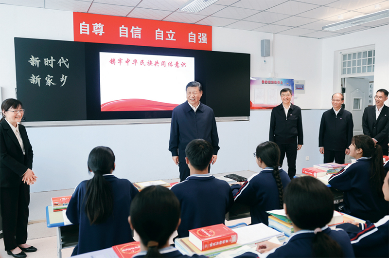 2024年6月18日至19日，中共中央總書記、國家主席、中央軍委主席習(xí)近平在青?？疾?。這是18日下午，習(xí)近平在果洛西寧民族中學(xué)高一（1）班觀摩“新時(shí)代、新家鄉(xiāng)”主題思政課。 新華社記者 鞠鵬/攝