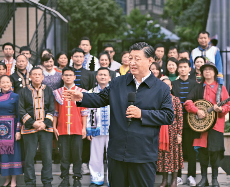 2023年12月14日至15日，中共中央總書記、國家主席、中央軍委主席習(xí)近平在廣西考察。這是14日上午，習(xí)近平在南寧市良慶區(qū)蟠龍社區(qū)考察時(shí)，同社區(qū)各族群眾親切交流。 新華社記者 燕雁/攝