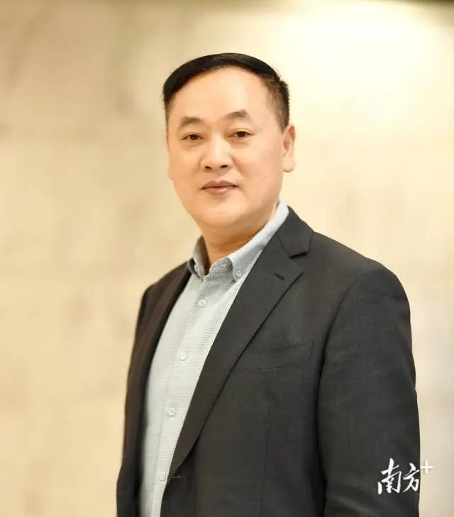 謝有順，男，漢族，1972年7月生，福建長汀人。先后畢業(yè)于福建師大和復(fù)旦大學(xué)中文系，獲文學(xué)博士學(xué)位。曾任廣東省作家協(xié)會創(chuàng)作研究部副主任、一級作家，2006年起任中山大學(xué)中文系教授、博士生導(dǎo)師。  先后入選中宣部文化名家暨“四個(gè)一批”人才、國務(wù)院特殊津貼專家、教育部“長江學(xué)者”特聘教授等。兼任中國作家協(xié)會文學(xué)理論批評委員會副主任、中國小說學(xué)會副會長。  主要從事中國當(dāng)代文學(xué)和文化研究。在《文學(xué)評論》等刊發(fā)表學(xué)術(shù)論文三百多篇，其中十幾篇論文被《新華文摘》全文轉(zhuǎn)載。著有《成為小說家》《散文中的心事》《文學(xué)的深意》等著作二十幾部，主編《中國當(dāng)代作家論》等叢書多套。主持多個(gè)國家社科基金項(xiàng)目。曾獲馮牧文學(xué)獎(jiǎng)、中國文聯(lián)“啄木鳥杯”優(yōu)秀論著獎(jiǎng)、莊重文文學(xué)獎(jiǎng)等多個(gè)獎(jiǎng)項(xiàng)。