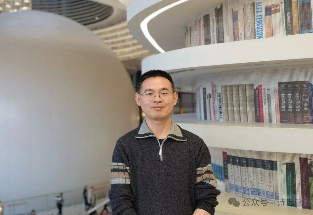 宋煜，本名宋立理，河北隆堯人，中國(guó)作家協(xié)會(huì)會(huì)員、河北省作家協(xié)會(huì)會(huì)員。曾出版長(zhǎng)篇小說(shuō)《穿越玫瑰》，詩(shī)歌散見(jiàn)于《詩(shī)刊》《星星》《揚(yáng)子江詩(shī)刊》《詩(shī)選刊》等刊物，曾入選河北文學(xué)排行榜·詩(shī)歌榜。