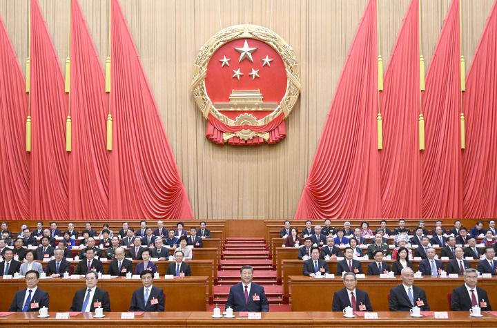 3月11日下午，第十四屆全國(guó)人民代表大會(huì)第三次會(huì)議在北京人民大會(huì)堂閉幕。黨和國(guó)家領(lǐng)導(dǎo)人習(xí)近平、李強(qiáng)、王滬寧、蔡奇、丁薛祥、李希、韓正等在主席臺(tái)就座。新華社記者 李學(xué)仁 攝