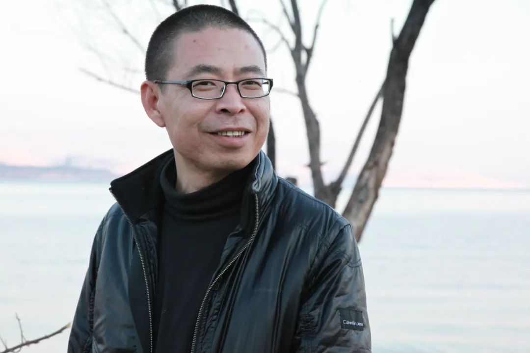 李亞偉，1963年出生于重慶市酉陽縣。創(chuàng)作過《男人的詩》《醉酒的詩》《空虛的詩》《航海志》《野馬與塵?！贰逗游髯呃仁闱椤返乳L詩和組詩，出版有詩集《豪豬的詩篇》《紅色歲月》《酒中的窗戶》《我在雙魚座上給你寫信》以及文論集《詩歌與先鋒》、文化隨筆《人間宋詞》等；獲第四屆華語文學(xué)傳媒2005年度詩人獎、第一屆魯迅文化獎年度詩歌獎、首屆屈原詩歌金獎等。