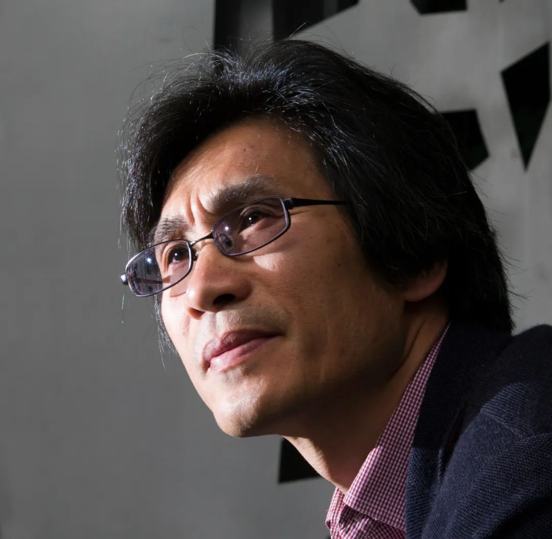 樹才，原名陳樹才。詩人、翻譯家。浙江寧波人。現(xiàn)供職于中國社會科學(xué)院外國文學(xué)研究所。已出版詩集、譯詩集二十余部。曾獲“徐志摩詩歌獎”、“李叔同國際詩歌獎”等。2008年獲法國政府頒發(fā)的“教育騎士”勛章，2023年又獲“藝術(shù)和文學(xué)騎士”勛章。