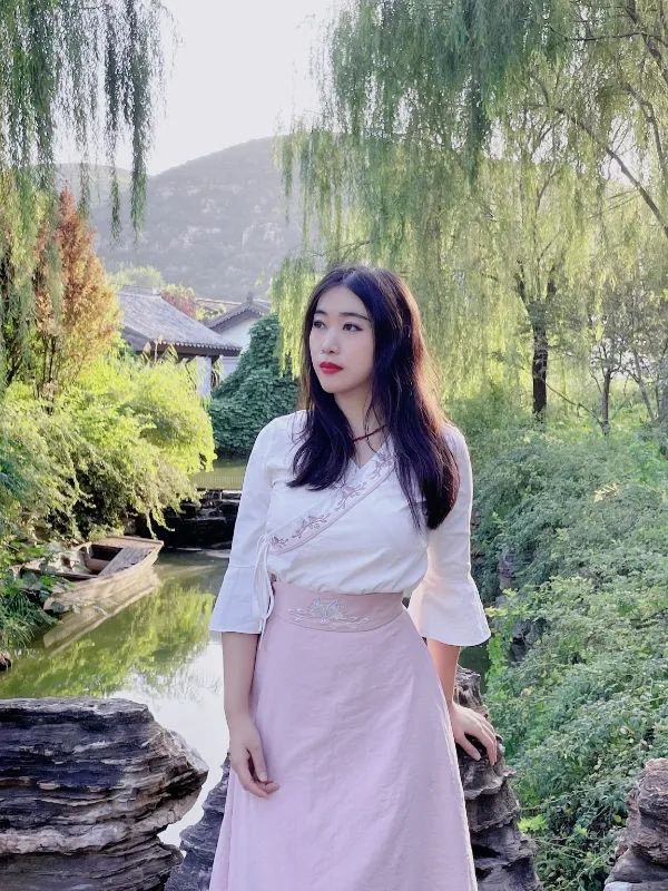 楊碧薇，中央民族大學(xué)文學(xué)博士，北京大學(xué)藝術(shù)學(xué)博士后。中國作家協(xié)會會員，中國文藝評論家協(xié)會會員。學(xué)術(shù)研究涉及文學(xué)、搖滾、民謠、電影、攝影、裝置等。出版《下南洋》《去火星旅行》等詩集、散文集、學(xué)術(shù)批評集等多部。主講個人網(wǎng)課《由淺入深讀懂漢語新詩》入駐騰訊視頻。