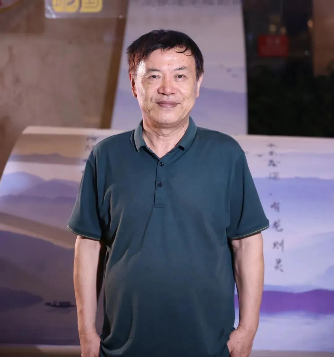 陸健，中國傳媒大學(xué)教授，中國詩歌學(xué)會常務(wù)理事。20世紀(jì)80年代初開始發(fā)表作品，先后創(chuàng)作發(fā)表詩歌、散文、評論等作品近千件，出版《窗戶嘹亮的聲音》《名城之門》等詩集與文藝評論集近30部，逐步形成了“紀(jì)實性詩歌”的寫作風(fēng)格。