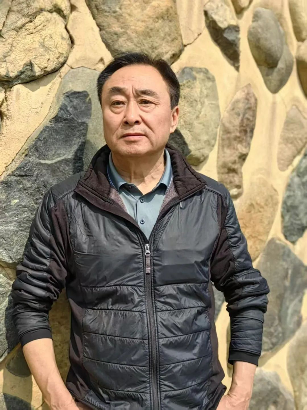 王學(xué)芯，出生在北京，長在無錫。中國作家協(xié)會會員，中國詩歌學(xué)會理事。參加第十屆青春詩會。獲郭沫若詩歌獎、十月文學(xué)獎、鍾山文學(xué)獎、《作家》第三屆詩歌獎、《星星》詩歌獎、紫金山文學(xué)獎、中國第五屆長詩獎，部分詩歌譯介國外。出版《雙唇》《這里那里》《天上的草原》《飛塵》《遷變》《老人院》《光域里》等15部詩集。