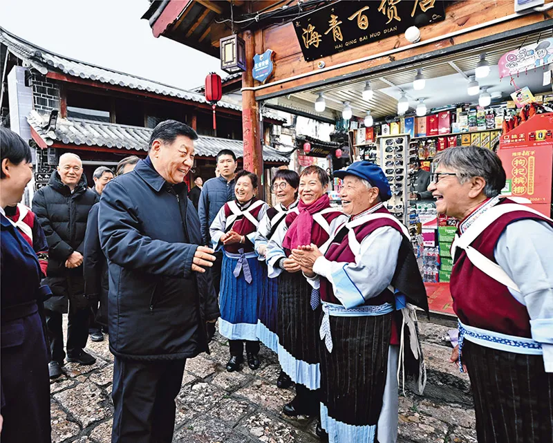 2025年3月19日至20日，中共中央總書記、國家主席、中央軍委主席習近平在云南考察。這是19日下午，習近平在麗江古城考察時，與當?shù)鼐用裼H切交流。 新華社記者 燕雁/攝
