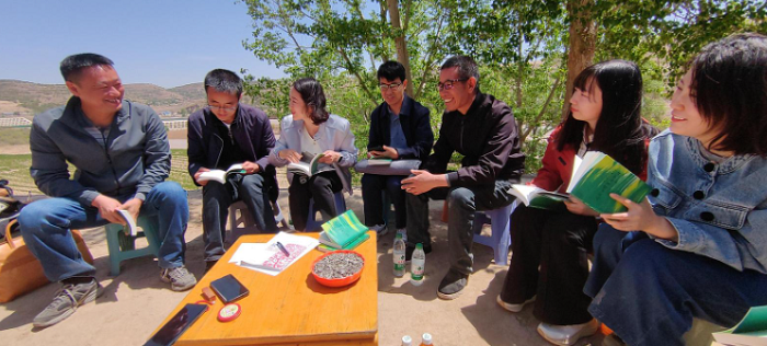 走進大山深處與詩人曹兵交流。