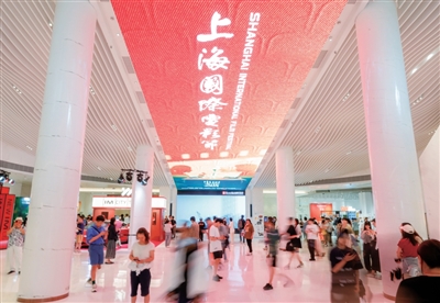 第二十七屆上海國際電影節(jié)期間，上海影城里人來人往。  　　主辦方供圖