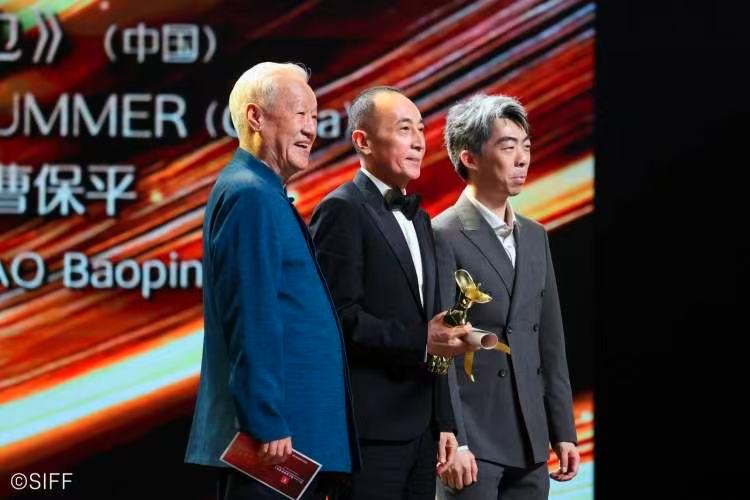 在上海國(guó)際電影節(jié)閉幕式上，謝飛導(dǎo)演為金爵獎(jiǎng)最佳導(dǎo)演曹保平頒獎(jiǎng)