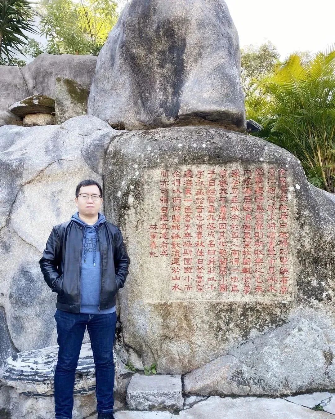 張象，中國(guó)作協(xié)會(huì)員，山西文學(xué)院簽約作家。小說見于《十月》《上海文學(xué)》《青年文學(xué)》等刊物，出版作品有《外省青年》等三部。